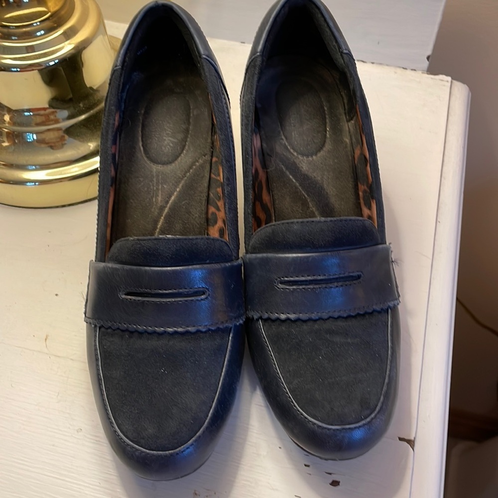 Clark shoes. Nice deep blue color